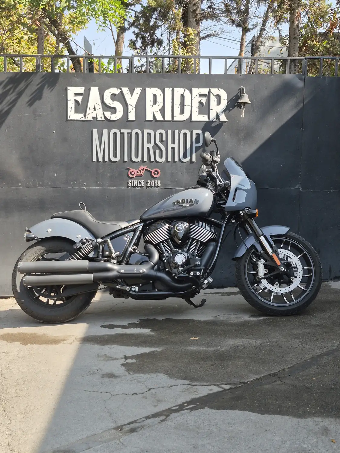 Indian Sport Chief usada 2023 gris perfil lateral – Easy Rider Motorshop Santiago