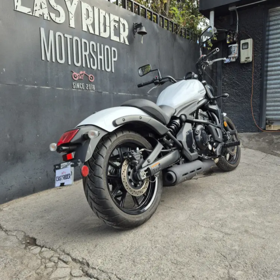 Kawasaki Vulcan S usada 2019 blanca trasera tres cuartos derecha – escape y rueda trasera