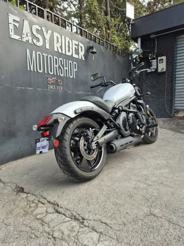 Kawasaki Vulcan S usada 2019 blanca trasera tres cuartos derecha – escape y rueda trasera