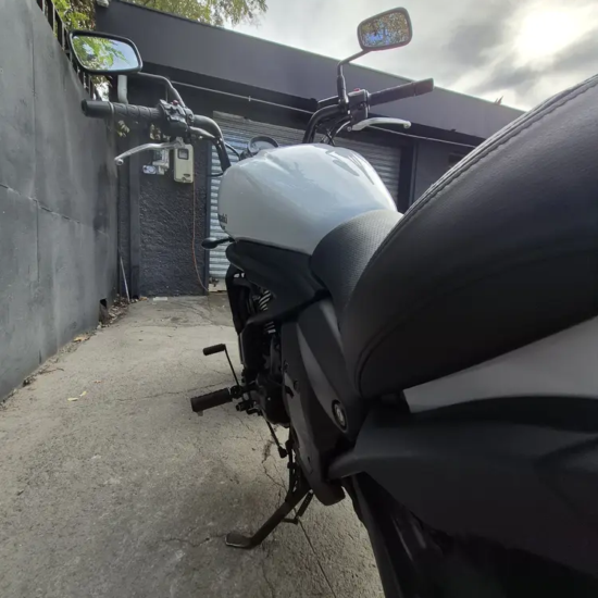 Kawasaki Vulcan S usada 2019 detalle depósito y asiento blanco – sistema Ergo-Fit