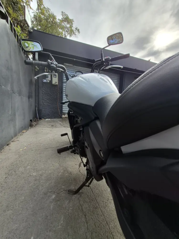 Kawasaki Vulcan S usada 2019 detalle depósito y asiento blanco – sistema Ergo-Fit
