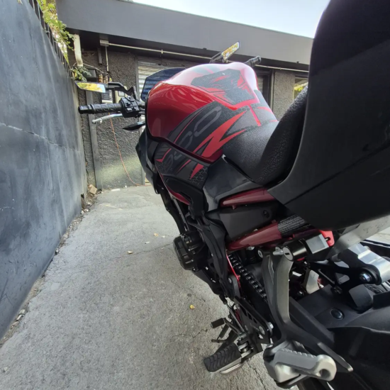 Kawasaki Z900 ABS 2025 detalle tanque lateral rojo negro