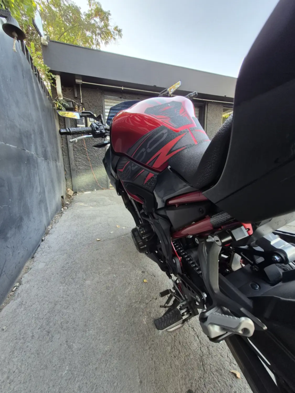 Kawasaki Z900 ABS 2025 detalle tanque lateral rojo negro