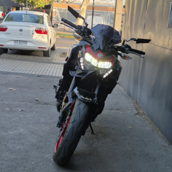 Kawasaki Z900 ABS 2025 faro LED frontal encendido Santiago