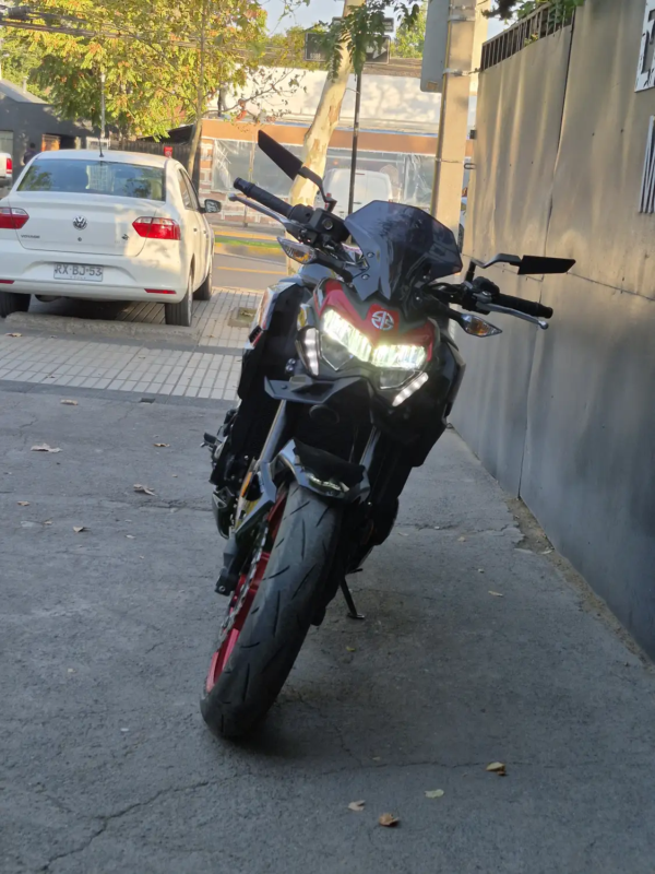 Kawasaki Z900 ABS 2025 faro LED frontal encendido Santiago