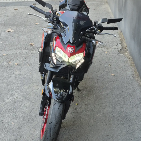 Kawasaki Z900 ABS 2025 frontal directo faro LED rojo negro