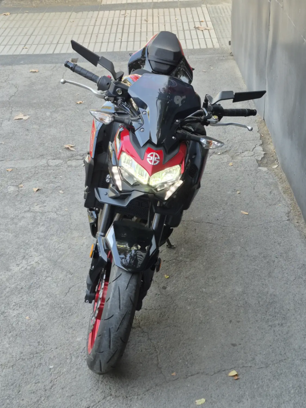 Kawasaki Z900 ABS 2025 frontal directo faro LED rojo negro
