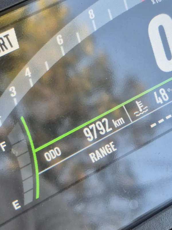 Odómetro Kawasaki Z900 ABS 2025 usada – 9.792 km verificados