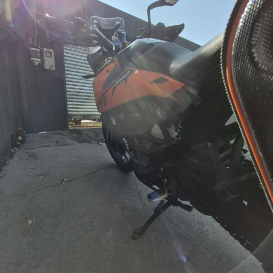 KTM 390 Adventure 2023 perfil lateral detalle motor naranjo negro Santiago