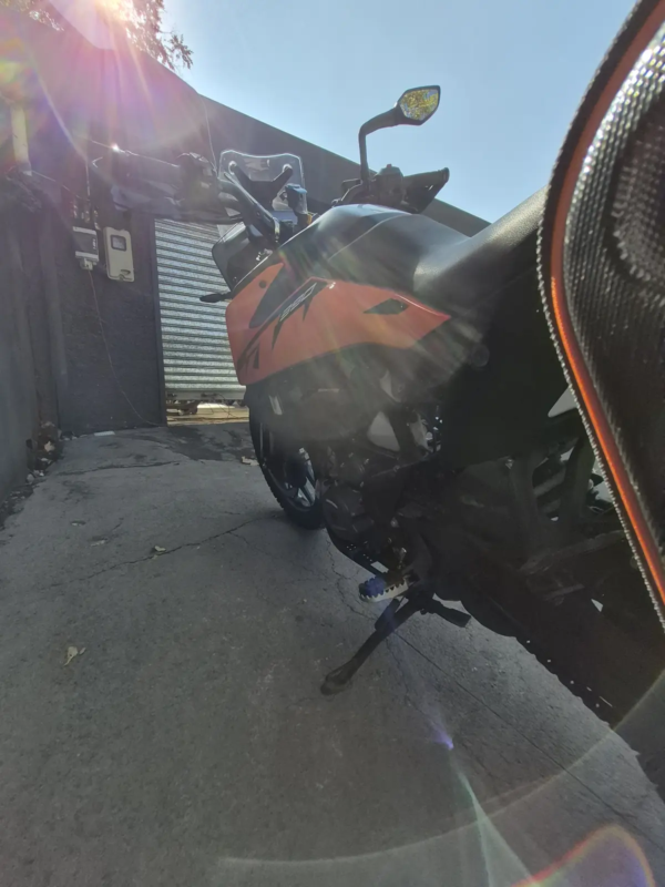 KTM 390 Adventure 2023 perfil lateral detalle motor naranjo negro Santiago
