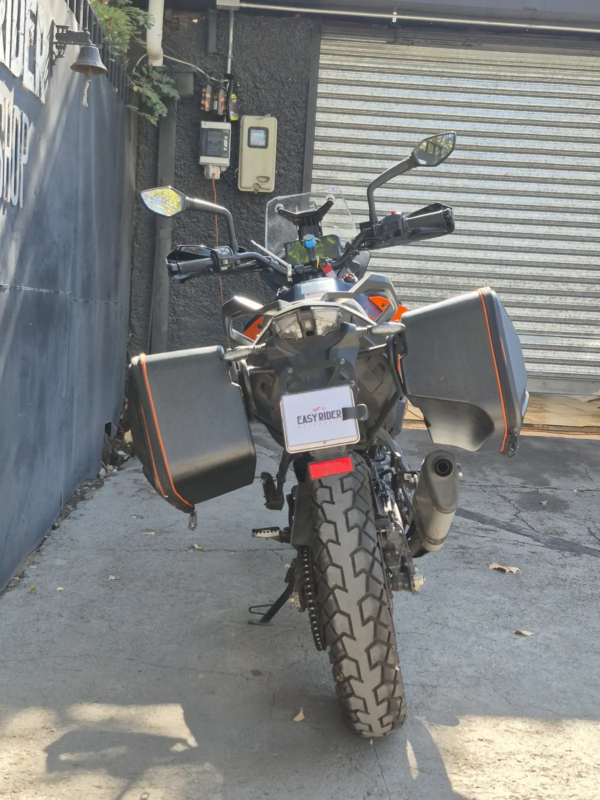 KTM 390 Adventure 2023 trasera directa maletas laterales KTM Santiago