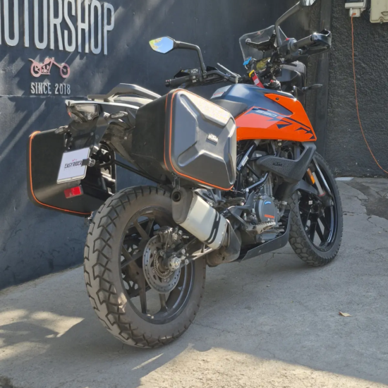 KTM 390 Adventure 2023 trasera tres cuartos maletas laterales Easy Rider Motorshop