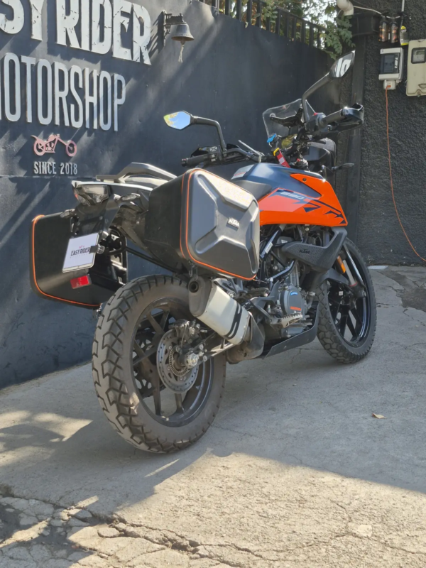 KTM 390 Adventure 2023 trasera tres cuartos maletas laterales Easy Rider Motorshop