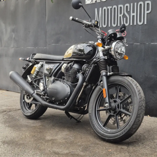 Royal Enfield Interceptor 650 usada 2025 negro dorado, vista frontal tres cuartos, Easy Rider Motorshop Santiago