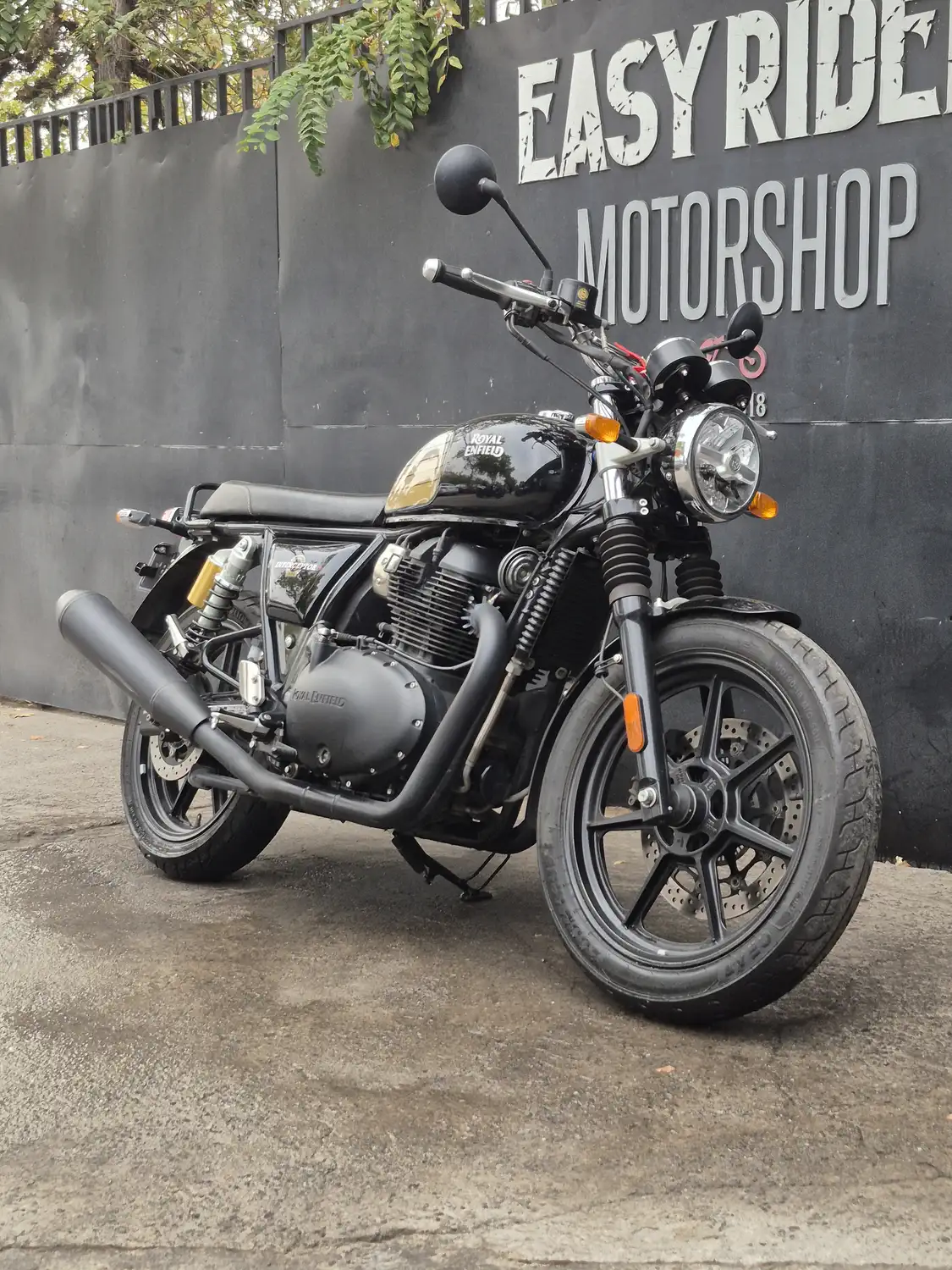 Royal Enfield Interceptor 650 usada 2025 negro dorado, vista frontal tres cuartos, Easy Rider Motorshop Santiago
