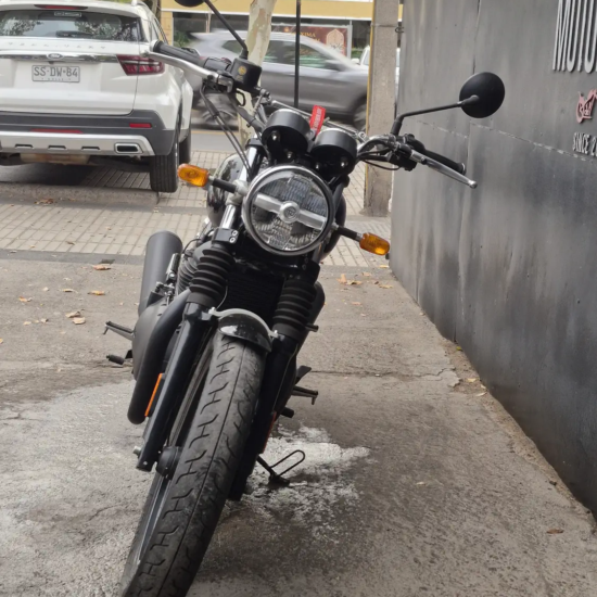 Royal Enfield Interceptor 650 usada 2025 negro dorado, vista frontal en calle, Easy Rider Motorshop Santiago