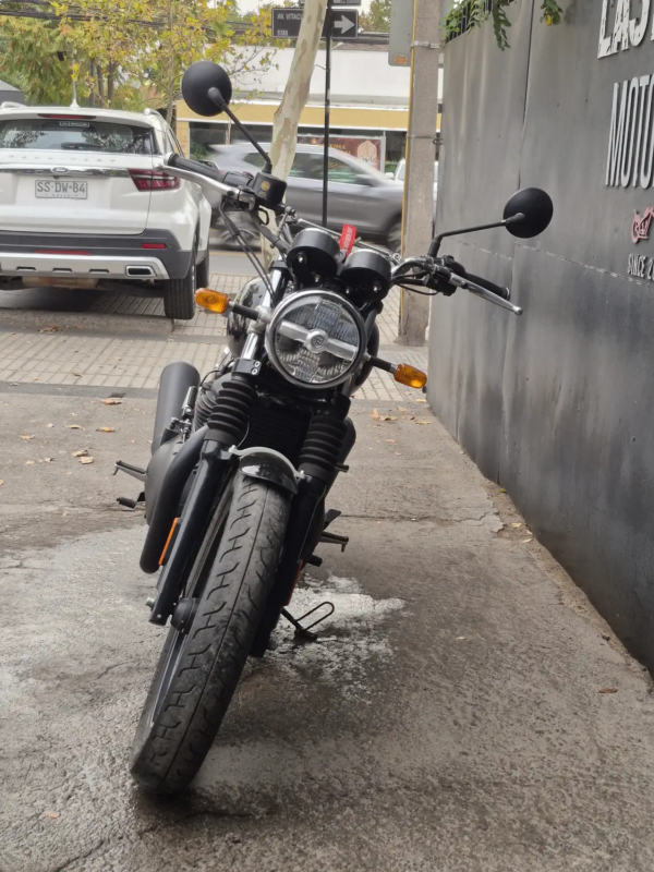 Royal Enfield Interceptor 650 usada 2025 negro dorado, vista frontal en calle, Easy Rider Motorshop Santiago