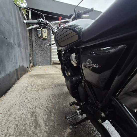 Royal Enfield Interceptor 650 usada 2025, detalle lateral logo Interceptor y motor negro, Santiago