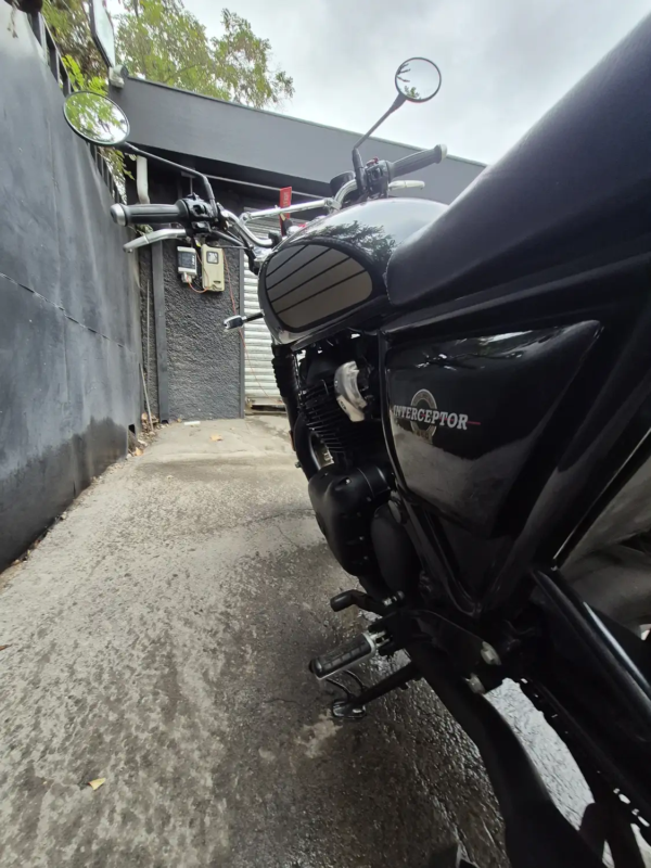 Royal Enfield Interceptor 650 usada 2025, detalle lateral logo Interceptor y motor negro, Santiago