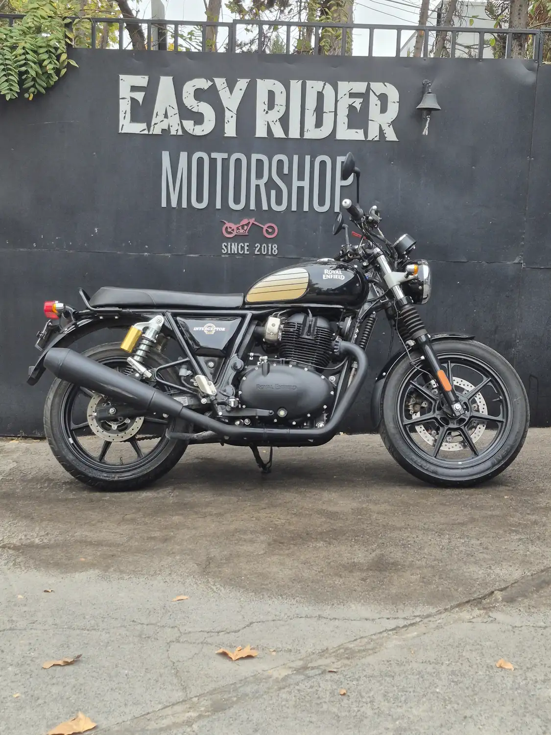 Royal Enfield Interceptor 650 usada 2025 color negro dorado, perfil lateral, Easy Rider Motorshop Santiago