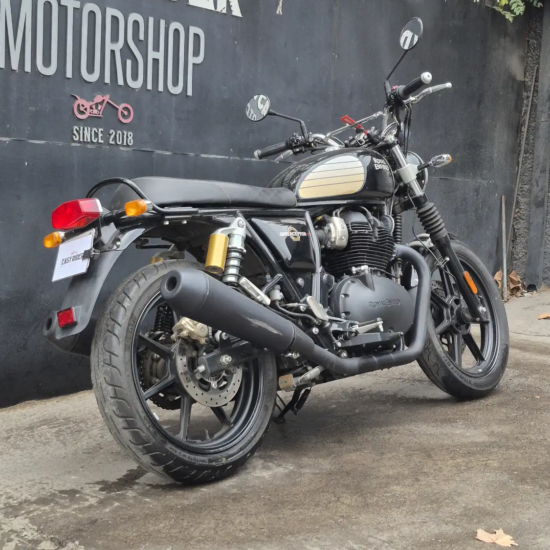 Royal Enfield Interceptor 650 usada 2025 negro dorado, vista posterior tres cuartos, Easy Rider Motorshop Santiago