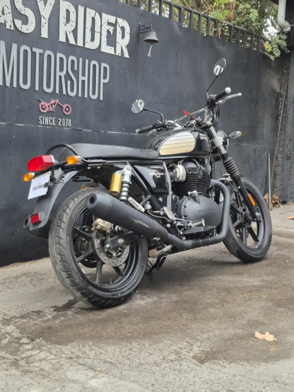 Royal Enfield Interceptor 650 usada 2025 negro dorado, vista posterior tres cuartos, Easy Rider Motorshop Santiago