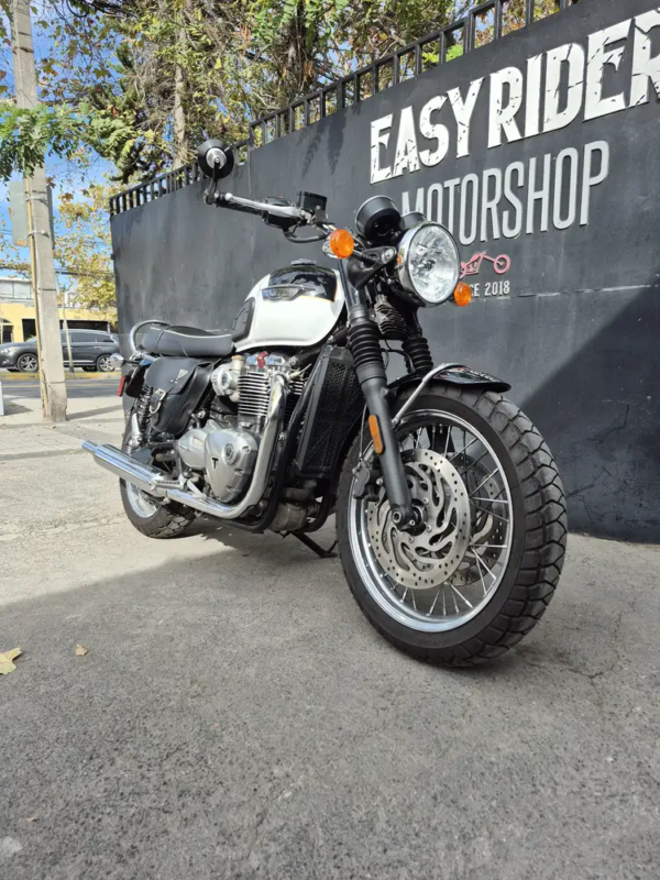 BONNEVILLE T120 1200CC usada Santiago frontal tres cuartos