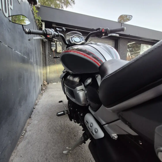 Triumph Rocket 3 GT usada 2022 – detalle asiento conductor y tablero analógico