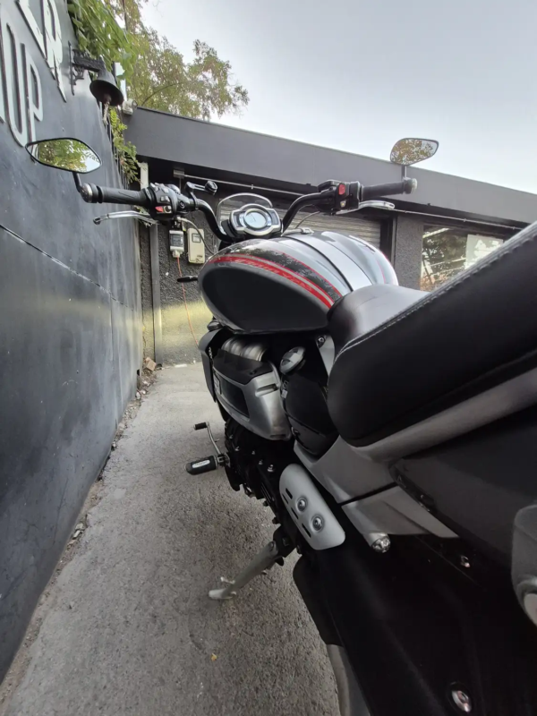 Triumph Rocket 3 GT usada 2022 – detalle asiento conductor y tablero analógico