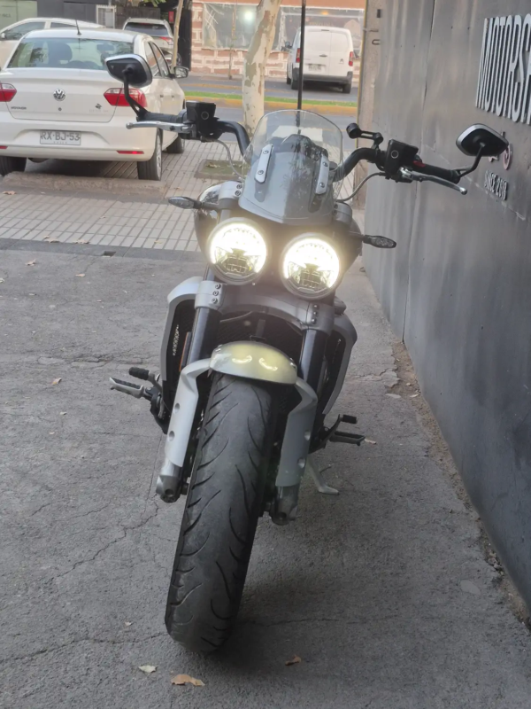 Triumph Rocket 3 GT usada Santiago – frontal doble faro LED encendido – Easy Rider Motorshop
