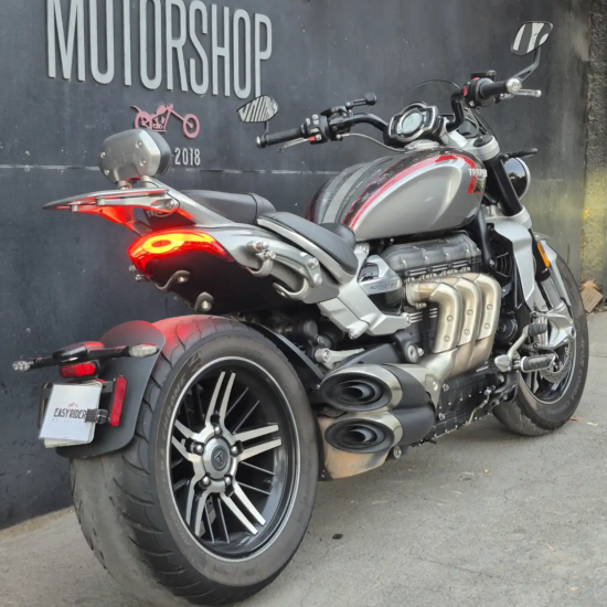 Triumph Rocket 3 GT usada 2022 – vista trasera con escape triple y neumático 240mm