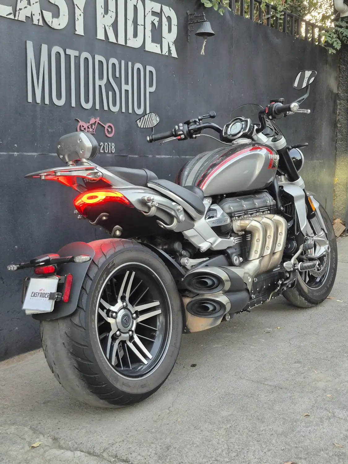 Triumph Rocket 3 GT usada 2022 – vista trasera con escape triple y neumático 240mm