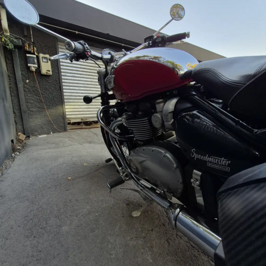 Triumph Speedmaster 1200 2023 detalle motor bicilindrico logo Bonneville