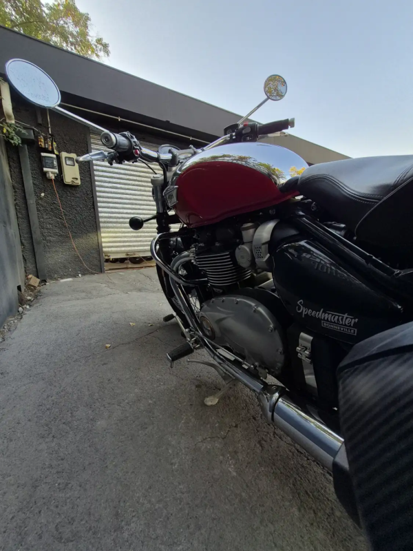 Triumph Speedmaster 1200 2023 detalle motor bicilindrico logo Bonneville