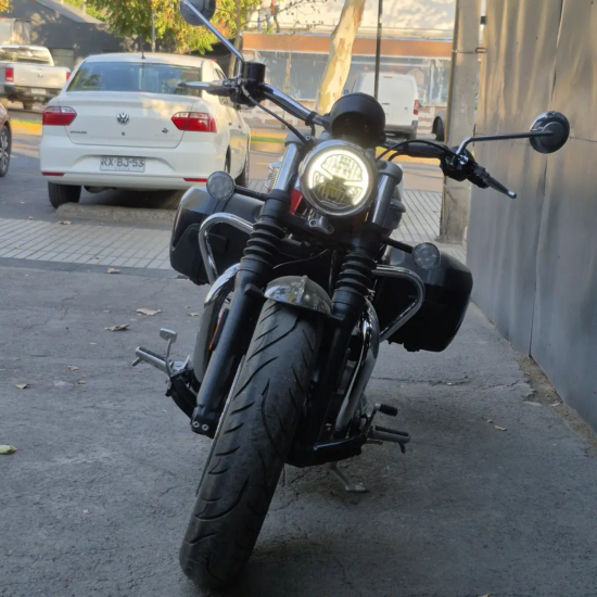 Triumph Speedmaster 1200 2023 faro LED frontal encendido Santiago
