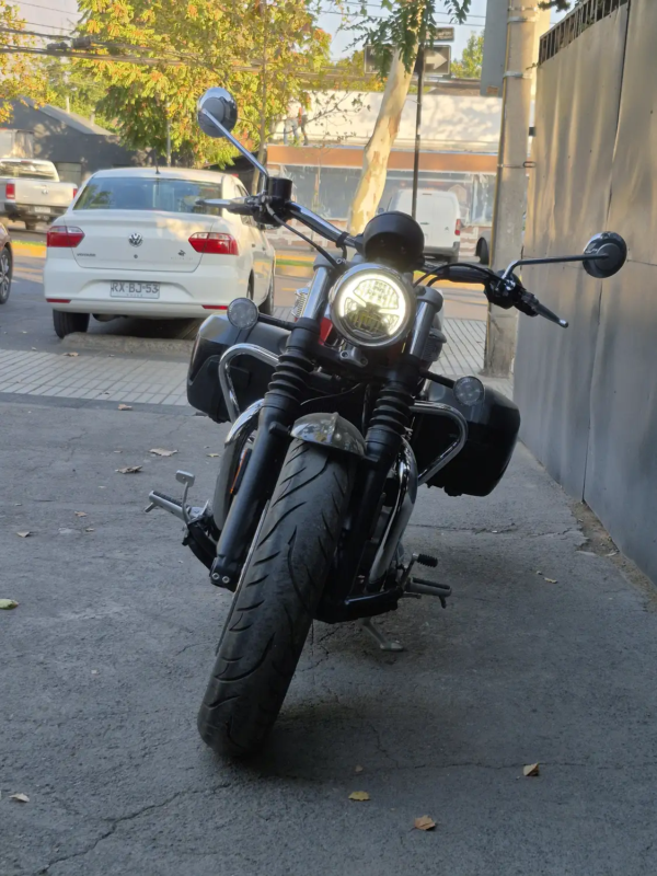 Triumph Speedmaster 1200 2023 faro LED frontal encendido Santiago