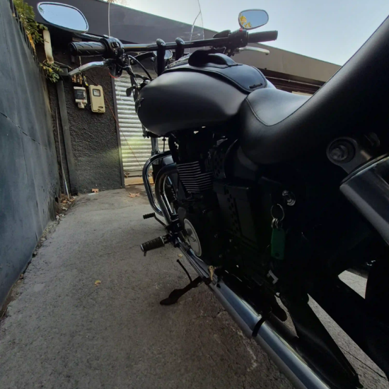 Texto alternativo: Triumph Speedmaster usada 2014 detalle manubrio motor 865cc gris grafito