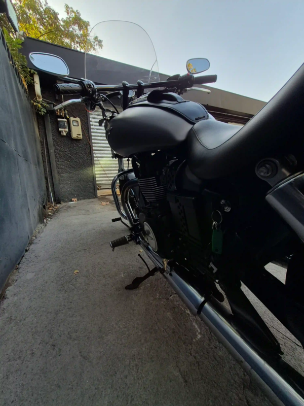 Texto alternativo: Triumph Speedmaster usada 2014 detalle manubrio motor 865cc gris grafito