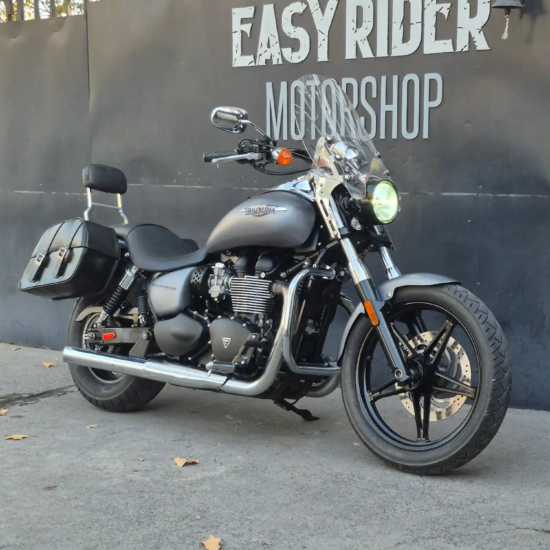 Texto alternativo: Triumph Speedmaster usada 2014 gris grafito frontal tres cuartos con parabrisas
