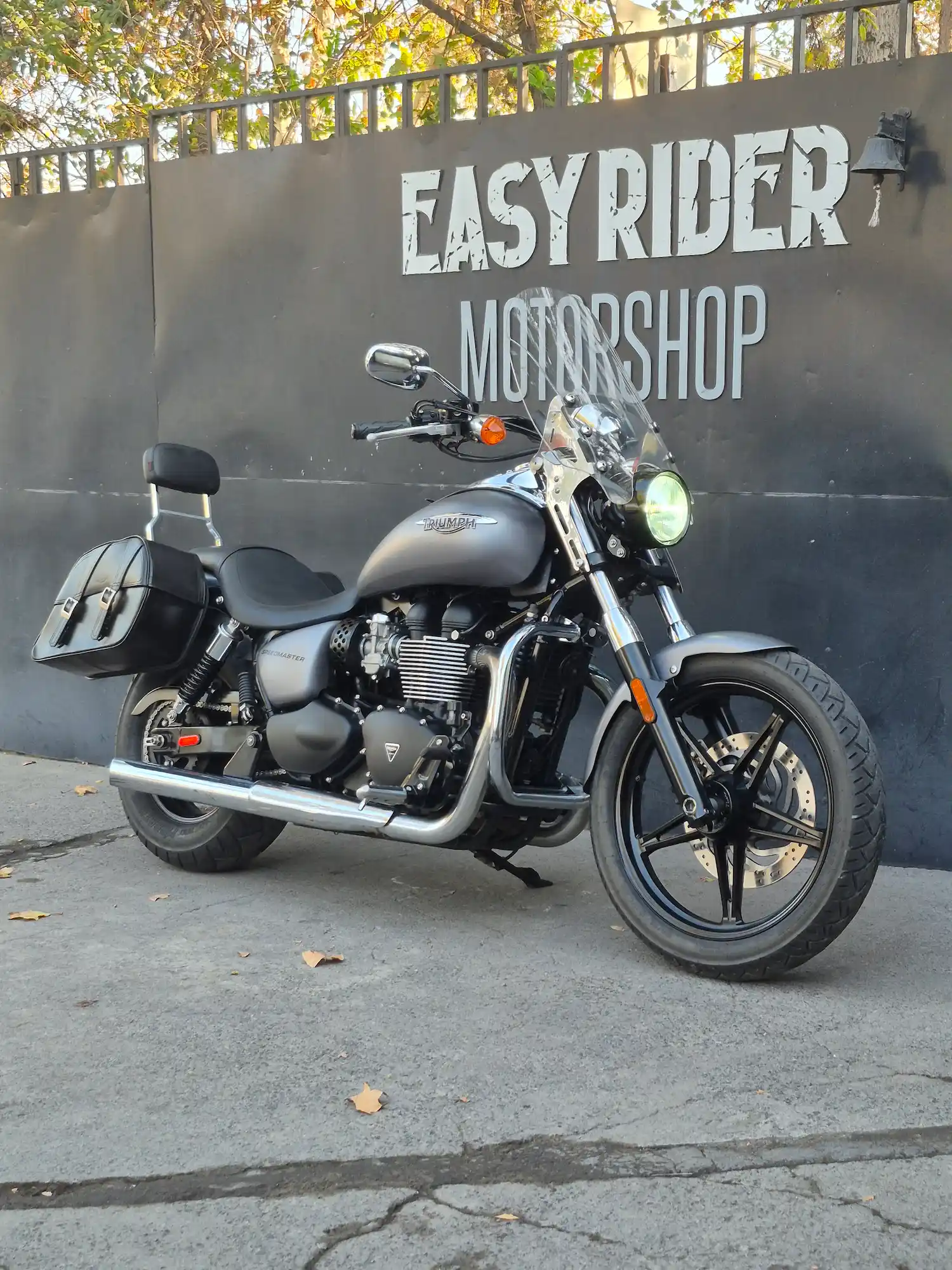 Texto alternativo: Triumph Speedmaster usada 2014 gris grafito frontal tres cuartos con parabrisas
