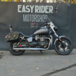 Texto alternativo: Triumph Speedmaster usada 2014 gris grafito perfil lateral con alforjas y parabrisas