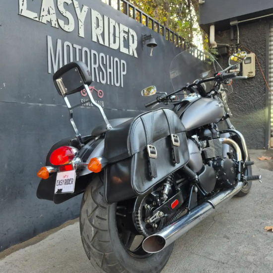 Texto alternativo: Triumph Speedmaster usada 2014 trasera tres cuartos alforjas cuero escape cromado