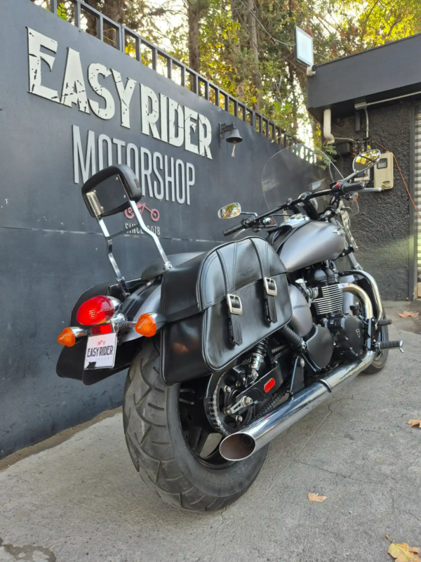 Texto alternativo: Triumph Speedmaster usada 2014 trasera tres cuartos alforjas cuero escape cromado
