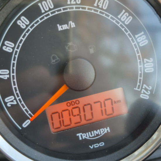 Texto alternativo: Odómetro Triumph Speedmaster 2014 marcando 9070 kilómetros reales verificados
