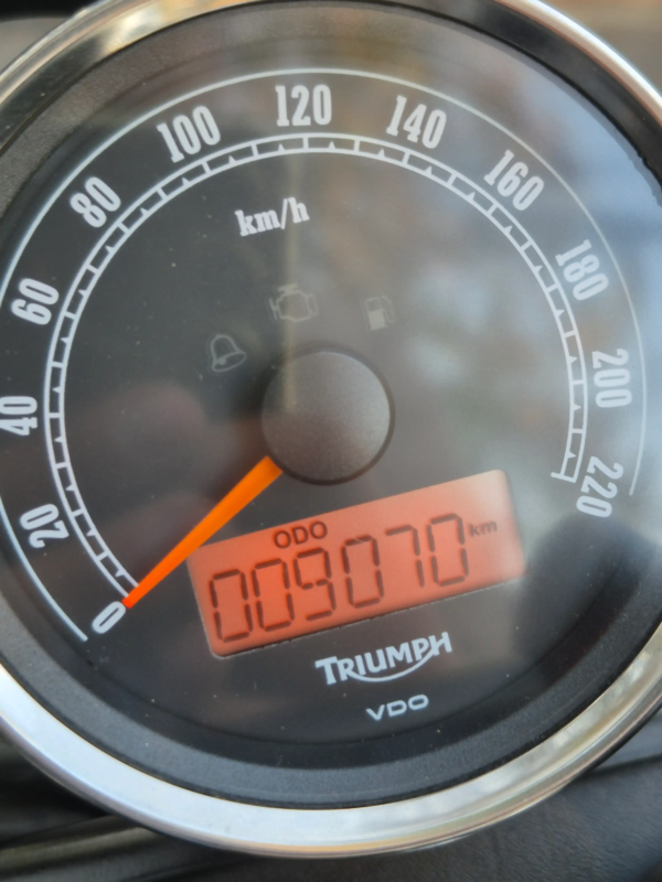 Texto alternativo: Odómetro Triumph Speedmaster 2014 marcando 9070 kilómetros reales verificados