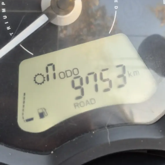 Odómetro Triumph Street Scrambler 2021 mostrando 9753 km verificados