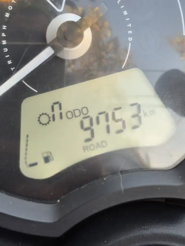 Odómetro Triumph Street Scrambler 2021 mostrando 9753 km verificados