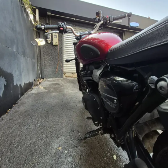 Triumph Street Scrambler 900 2021 detalle motor depósito rojo