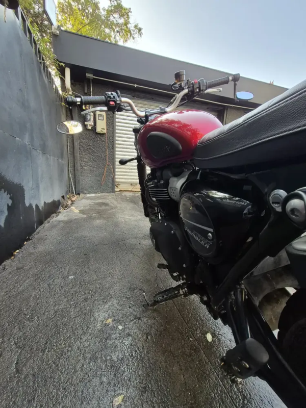 Triumph Street Scrambler 900 2021 detalle motor depósito rojo