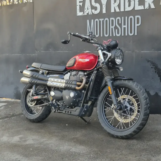 Triumph Street Scrambler 900 usada 2021 roja frontal tres cuartos